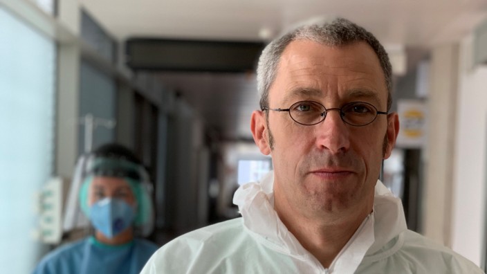 Corona: Matthias Baumgärtel, 56, im Flur seiner Intensivstation, vor dem Covid-Bereich, im Klinikum Nürnberg-Nord.