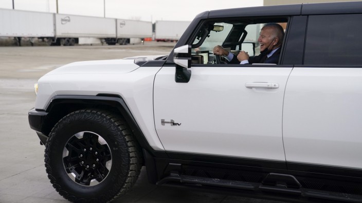 US-Präsident Biden besucht Fabrik für Elektroautos