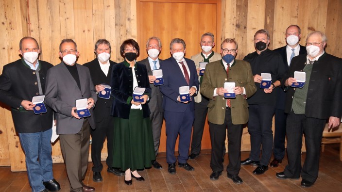 Kommunales Ehrenamt: Langjährige Kommunalpolitiker aus dem Landkreis sind bei einer Feierstunde im Sauerlacher Gemeindeteil Arget geehrt worden.
