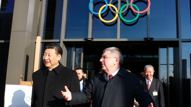 Peng Shuai: Chinas Staatschef Xi Jinping (links) und IOC-Präsident Thomas Bach wollen vor allem eins: keinen Ärger rund um die Winterspiele 2022 in Peking.