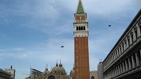 Venedig: Man möchte es sich lieber nicht vorstellen: Der Markusplatz als Reklamefläche.