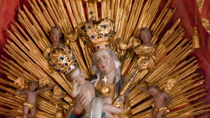 Moosach: Der gestohlene Kelchdeckel gleicht der Krone der Maria am Hochaltar.
