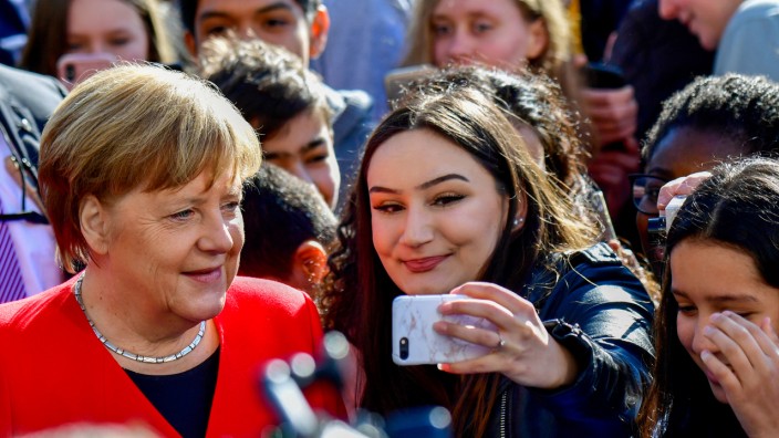 Regierungswechsel: Auch unter jungen Menschen ziemlich beliebt: Angela Merkel 2019 beim Besuch einer Schule in Berlin.