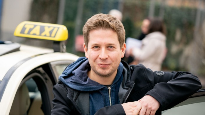 Kevin Kühnert besucht Taxizentrale Taxi Berlin