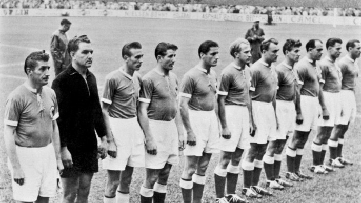 Weltmeister 1954: Die Weltmeistermannschaft von 1954, der Dritte von links: Horst Eckel.