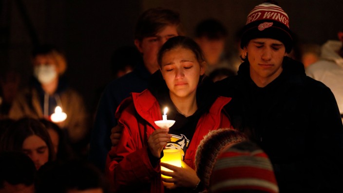 USA: Schüler der Oxford High School trauern um vier tote Kinder, die von einem Zehntklässler erschossen wurden.