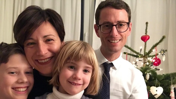 Bunter Advent: Stefania Scarabello, ihr Mann Matthias Ott und die Kinder Matteo und Letizia sind große Weihnachts-Fans.