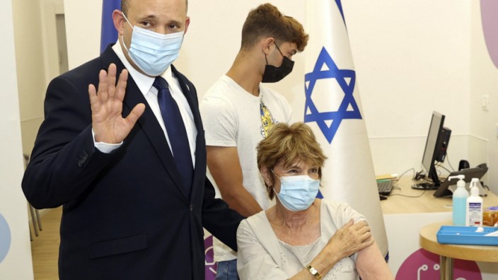 Israel: Werbewirksam begleitete Israels Regierungschef Bennett seine Mutter zur Booster-Impfung für Senioren im August.
