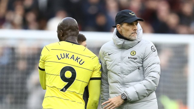 London, England, 4th December 2021. Romelu Lukaku of Chelsea and Thomas Tuchel manager of Chelsea shake hands after the