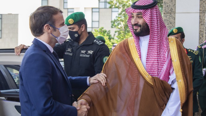 Macron in Saudi-Arabien: Die Hand auf dem Arm: Frankreichs Präsident Emmanuel Macron besuchte den saudischen Kronprinzen Mohammed bin Salman.