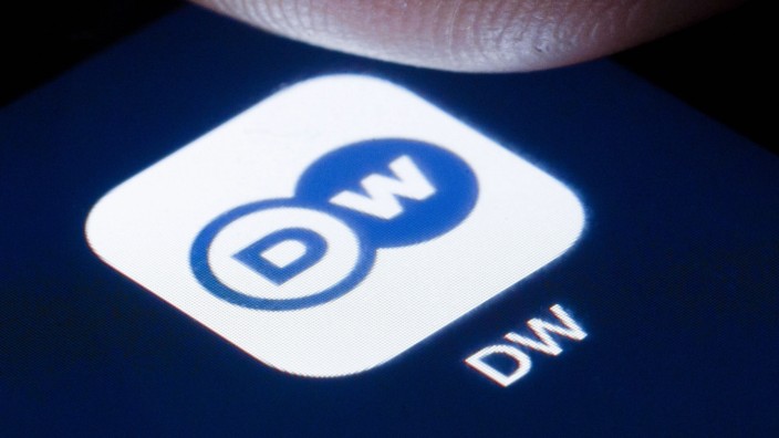Das Logo des Auslandsrundfunks Deutsche Welle ist auf dem Display eines Smartphone zu sehen. Berlin, 22.04.2020. Berlin