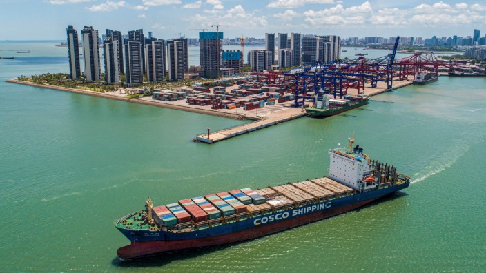 Handel: Ein Containerschiff im Hafen von Haikou: Wenn Peking mit einem kritischen Land nicht mehr Handel treiben möchte, dann wird auch mal jemand abgestraft. Wie Litauen.