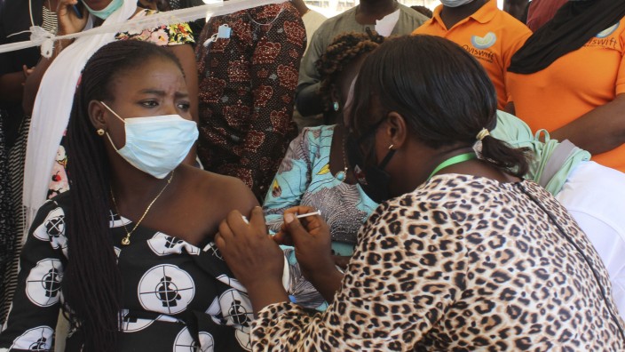 Covid-Bekämpfung: Corona-Impfung in der nigerianischen Stadt Abuja: In Afrika gibt es viel zu wenig Vakzin.