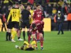 Robert Lewandowski (Bayern Muenchen) bei Jude Bellingham (Borussia Dortmund) 04.12.2021, Fussball GER, Saison 2021 2022