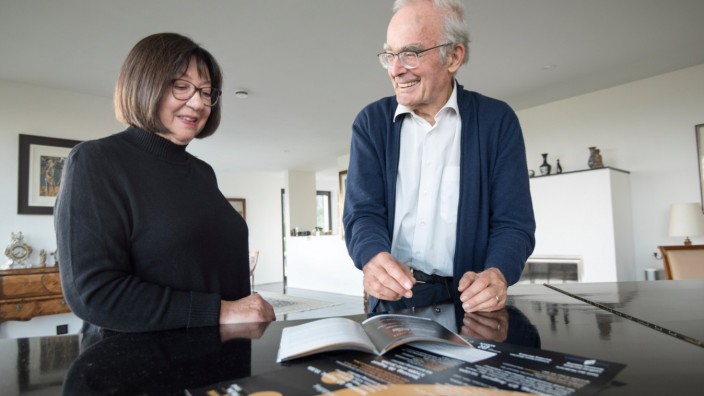 Kultur: Bei der Arbeit: Vereinsvorsitzender Axel Spring und Susanne Schmidhuber bereiten die Konzerte vor.