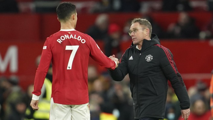 Premier League: Thank you, neuer Coach! Cristiano Ronaldo klatscht nach dem Sieg mit Ralf Rangnick ab.