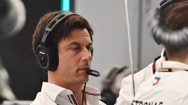 Formel 1 in Saudi-Arabien: Da saß der Kopfhörer noch auf seinem Haupt: Mercedes Teamchef Toto Wolff.
