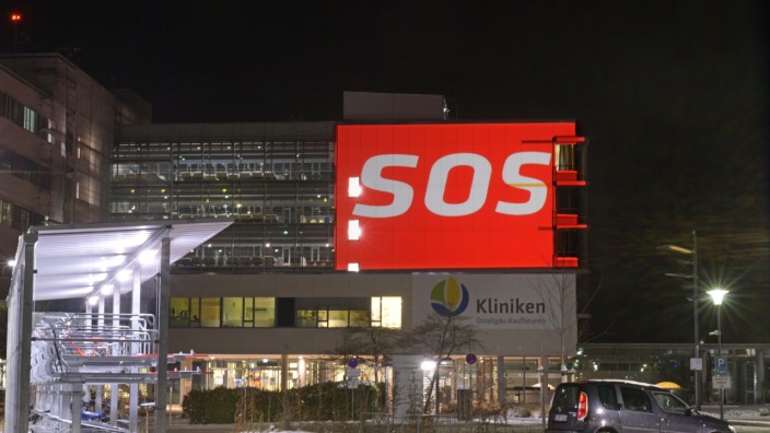 SZ am Morgen: SOS: Der Hilferuf war im vergangenen Jahr an der Fassade der Kliniken Ostallgäu-Kaufbeuren zu lesen. Es ging damals um die kritische Lage während der Corona-Pandemie. Doch Entwarnung gibt es in den Kliniken bis heute nicht.