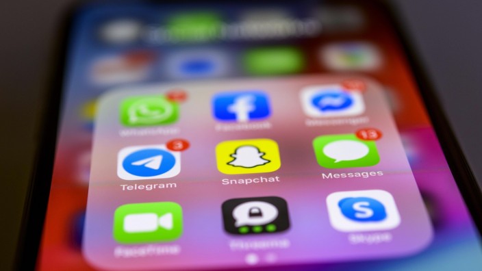 Verschiedene Social-Media-Apps wie Whatsapp oder Snapchat auf einem Handy
