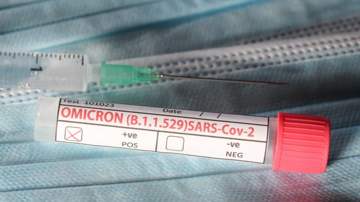Coronavirus: Teströhrchen mit Omikron-Variante