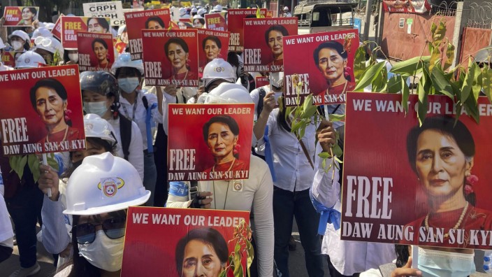 Myanmar: Bilder einer Demonstration im März 2021: Anhänger der Friedensnobelpreisträgerin Aung San Suu Kyi fordern ihre Freilassung.