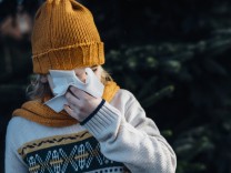 Little boy having a cold blowing his nose model released Symbolfoto PUBLICATIONxINxGERxSUIxAUTxHUN