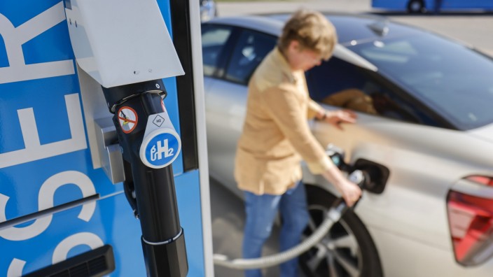 Herten, Nordrhein-Westfalen, Deutschland - Wasserstoffauto tankt H2 Wasserstoff an einer H2 Wasserstofftankstelle, Press
