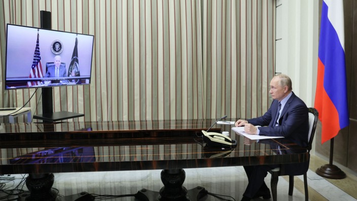 Gipfeltreffen: Nun muss er rechnen: Wladimir Putin im Gespräch mit Joe Biden