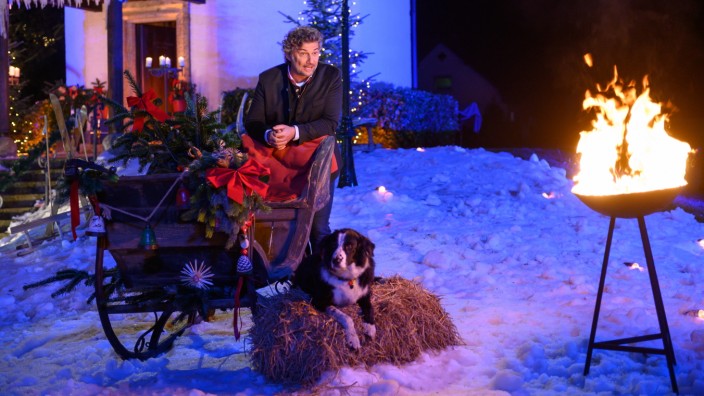 Klassik: Jonas Kaufmann genießt die weihnachtliche Stimmung bei den Dreharbeiten in Oberndorf bei Salzburg.