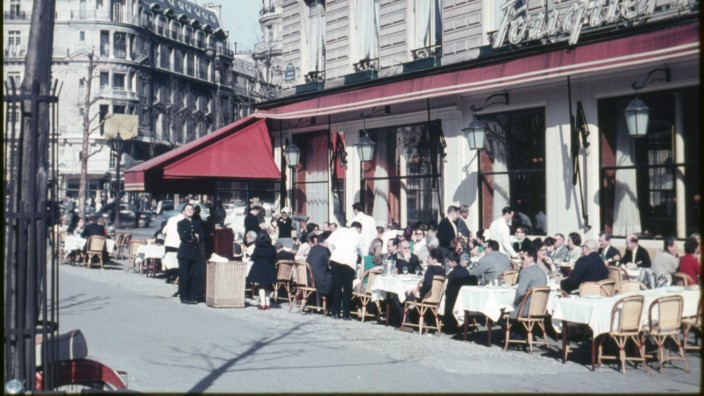 Frankreich ca 1965 Stadtaufnahme Strassencafe *** France ca 1965 city photo street cafe