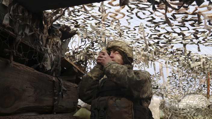 Aufgaben: Außenpolitische Herausforderung: Ukrainischer Soldat an der Front in der Ostukraine, wo westliche Geheimdienste einen russischen Angriff befürchten.