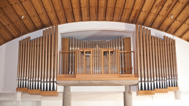 Orgel-Serie der SZ Ebersberg: Gelungene Symbiose von Raum und Klang: Einige Pfeifen wurden seitlich der Brüstung scheinbar frei schwebend aufgehängt.