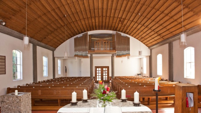 Orgel-Serie der SZ Ebersberg: Zeigt nur dem suchenden Liebhaber ihr Gesicht: die im Rückraum versteckte Orgel in der evangelischen Petrikirche Baldham.