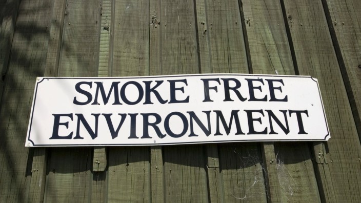 Sign - smoke free Ôno smokingÕ environment notice on cafe Rotorua,. North Island, New Zealand. PUBLICATIONxINxGERxSUIxAU