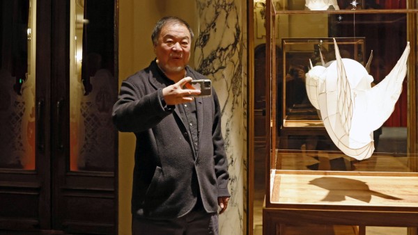 Ai Weiwei bei der Präsentation seiner Autobiografie 1000 Jahre Freud und Leid im Großen Haus des Berliner Ensembles. Be