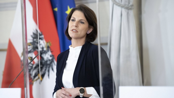 Österreich: Karoline Edtstadler stellte im ZIB2-Interview zunächst fest, dass die Neutralität für sie außer Frage stehe - und klagte dann, dass in Österreich eine offene Debatte darüber nicht möglich sei.