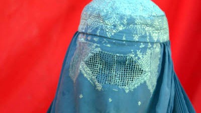 Muslime in Frankreich: Eine afghanische Frau mit Burka - einem Ganzkörperschleier. (Archivbild)