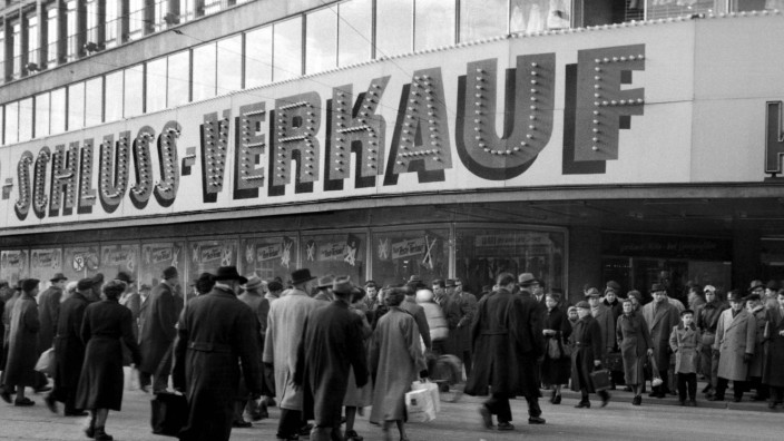 Auf Schnäppchenjagd. Winterschlussverkauf bei Kaufhof am Stachus. Fotografiert in München am 11.02.1954. München Bayern