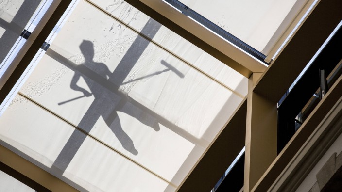 Schatten eines Arbeiters der ein Glasdach reinigt Berlin 23 06 2016 available Berlin Deutsc