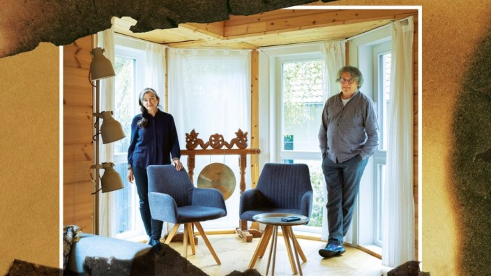 Versicherungen: Martina Etterich und Peter Schmidt, im Wohnzimmer ihres neues Hauses. Ihre Versicherung hat alles bezahlt - auch das Holz aus Finnland.