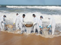 Ausgebranntes Frachtschiff mit Mikroplastik sinkt vor Sri Lanka