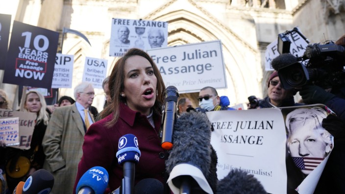Whistleblower: Stella Moris, die Partnerin von Julian Assange, spricht mit Journalisten vor dem Gebäude des High Court, der eine Auslieferung des Wikileaks-Gründers an die USA erlaubt hat.