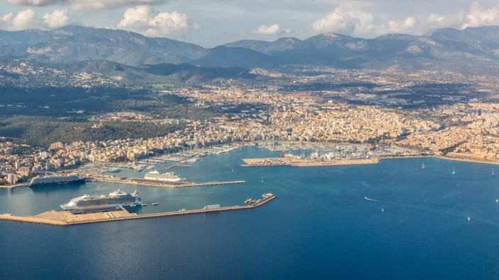 Palma de Mallorca Stadt mit Meer Mittelmeer Urlaub Reise reisen Luftbild in Spanien Palma de Mallorca, Spanien - 25. Okt