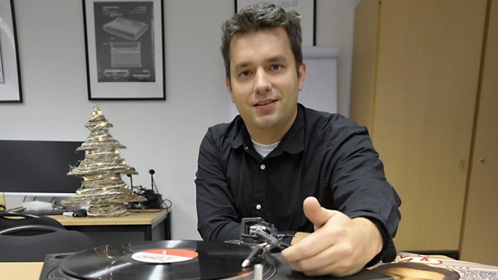 SZ-Serie: Fade Zeit: Philipp Rauschnabel legt in der Weihnachtszeit gerne alte Schallplatten auf.
