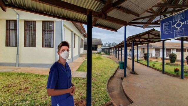 Fünf für München: Sabine Spielberger unterrichtete drei Wochen lang Ärztinnen und Ärzte in Tansania.