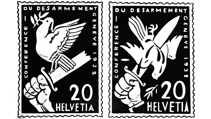 Zeitgeschichte: Wunsch und Wirklichkeit: Schweizer Briefmarke von 1932 zur Genfer Abrüstungskonferenz. Rechts eine Karikatur der sowjetischen Zeitung "Prawda".