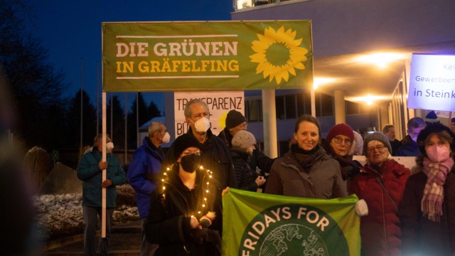 Demonstration gegen Gewerbegebietserweiterung Steinkirchen Teilnehmer*innen mit Banner und Schild Die Grünen in Gräfelf
