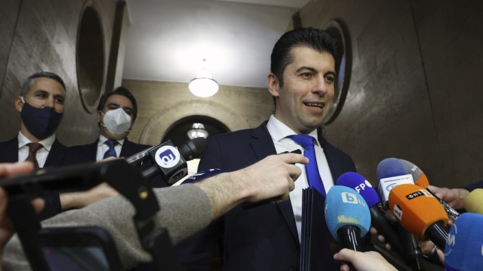 Bulgarien: Der bulgarische Ministerpräsident Kiril Petkow gibt im Dezember 2021 die Bildung einer Vier-Parteien-Koalition bekannt. Nun ist seine Regierung über ein Misstrauensvotum gestürzt.