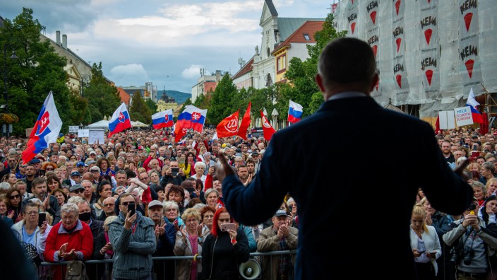 Corona-Maßnahmen in der Slowakei: Ex-Premier Robert Fico auf einer Kundgebung gegen die Corona-Maßnahmen in Košice. In der Slowakei sind Falschinformationen über das Virus weit verbreitet.