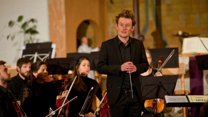 Konzert in Baldham: Dirigent Maximilian Leinekugel (hier bei einem Konzert in Vaterstetten) tritt mit den Munich Classical Players in Haar auf.